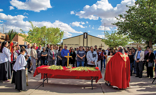 El Padre Miguel Briseño, O.F.M.Conv. celebra la Misa del Domingo de Ramos con sus feligreses.
